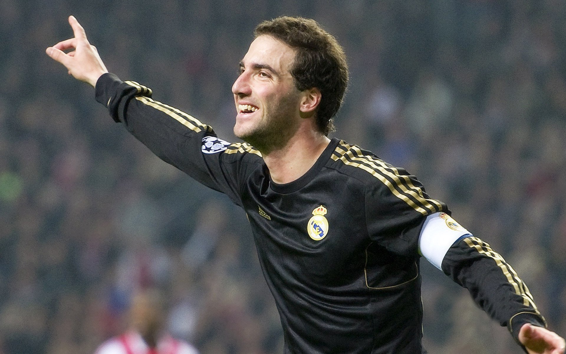 开云体育平台-中国足球国家队强调体能与速度平衡发展，中国足球运动员的体能标准